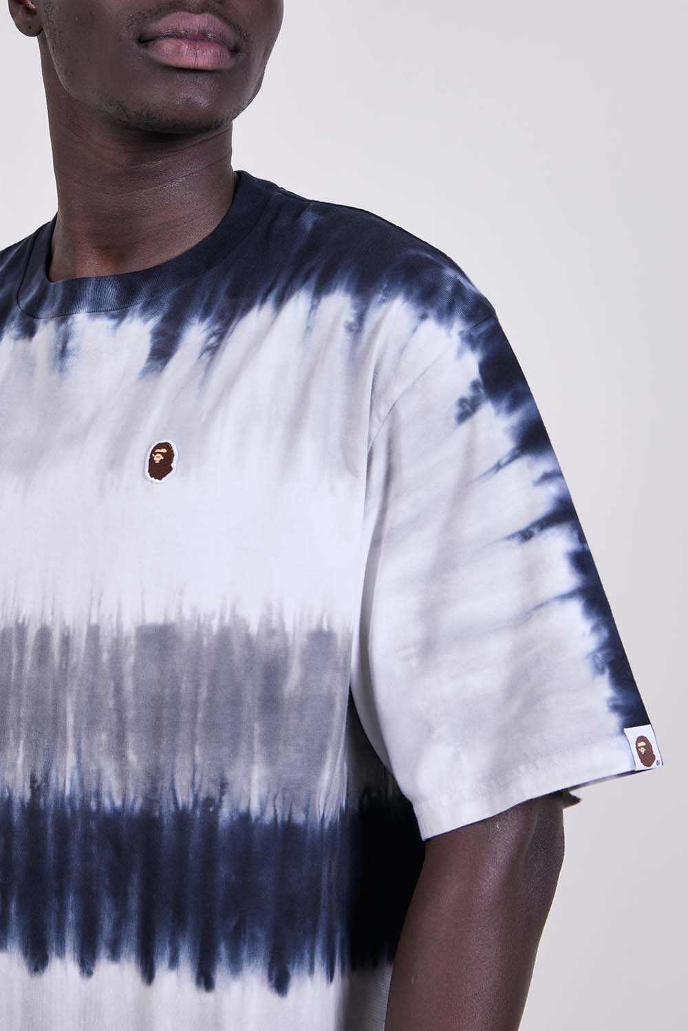 תמונת תקריב דוגמן של חולצת טי טאי דאי