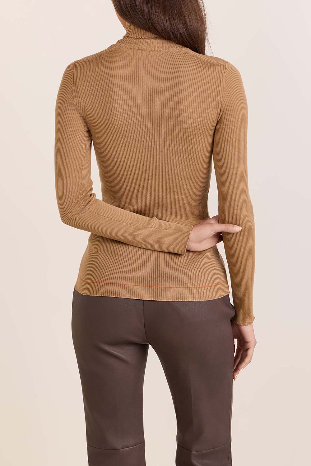 תמונת דוגמן אחורית של סוודר גולף צמר