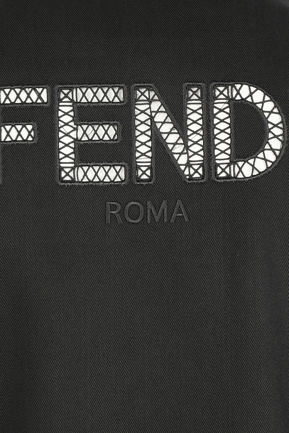 תמונת תקריב של ז'קט ג'ינס שחור