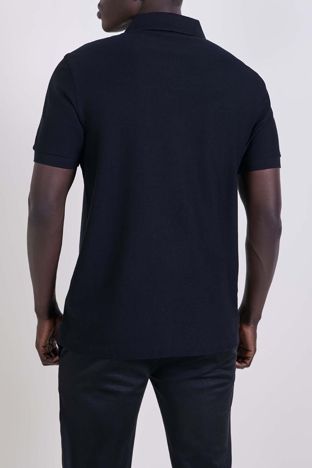 תמונת דוגמן אחורית של חולצת פולו