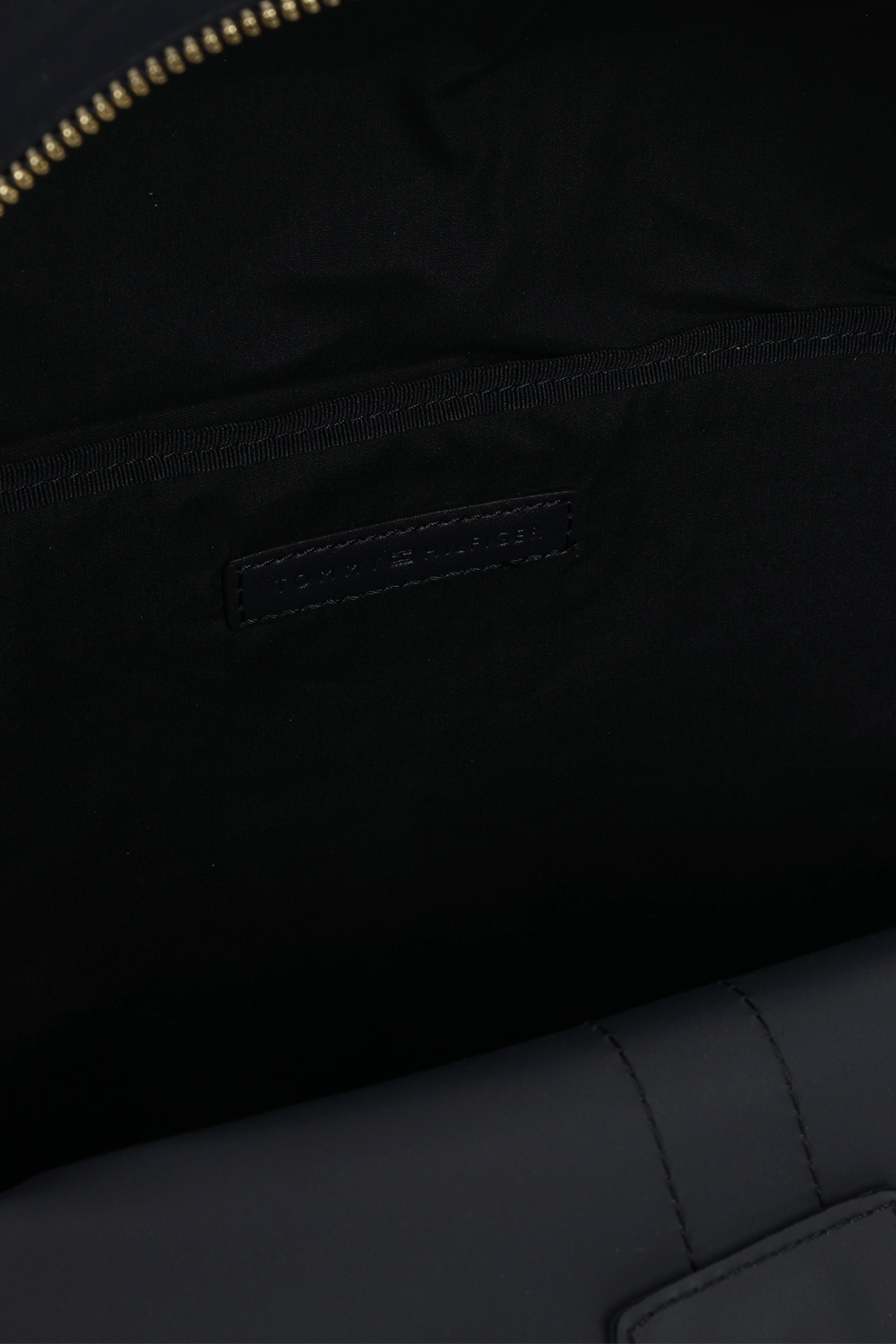 תמונת פנים של תיג גב כחול עם פרינט פסים ממותג