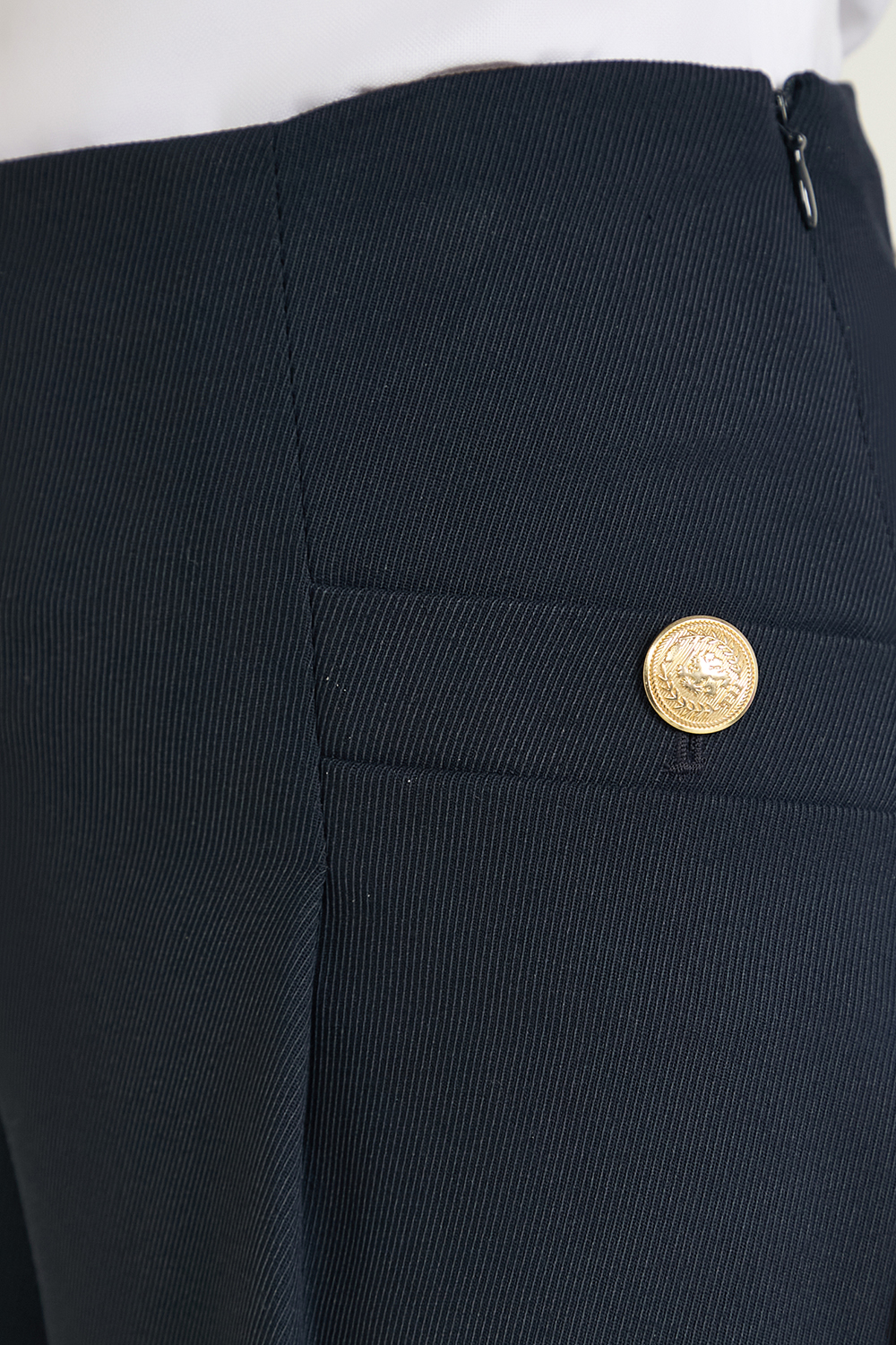 תמונת תקריב דוגמן של מכנסי טוויל