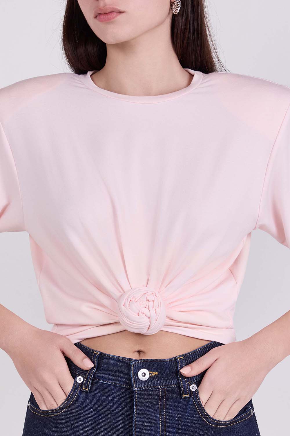 תמונת תקריב דוגמן של חולצת טי פרח