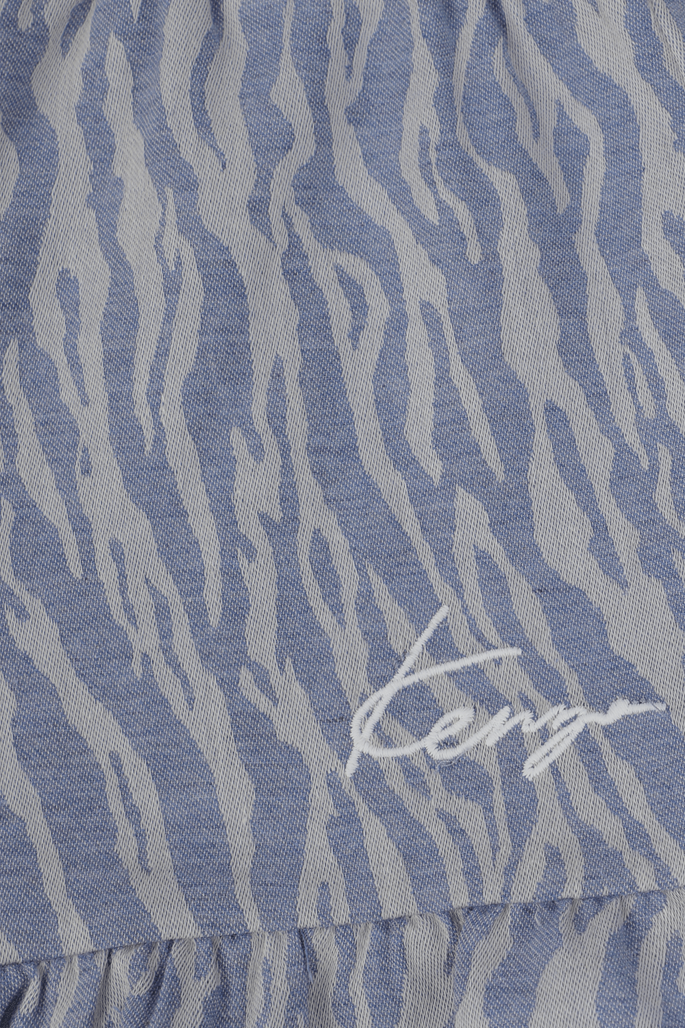 תמונה אחורית של מכנס ברמודה עם הדפס