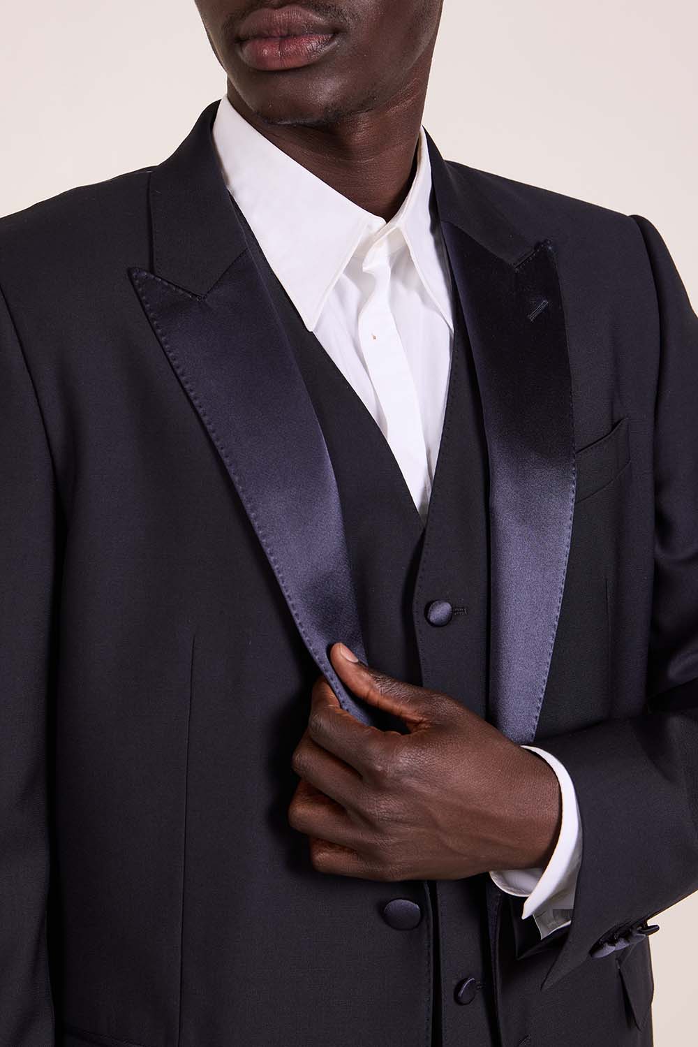 תמונת תקריב דוגמן של חליפת שלושה חלקים מחוייטת