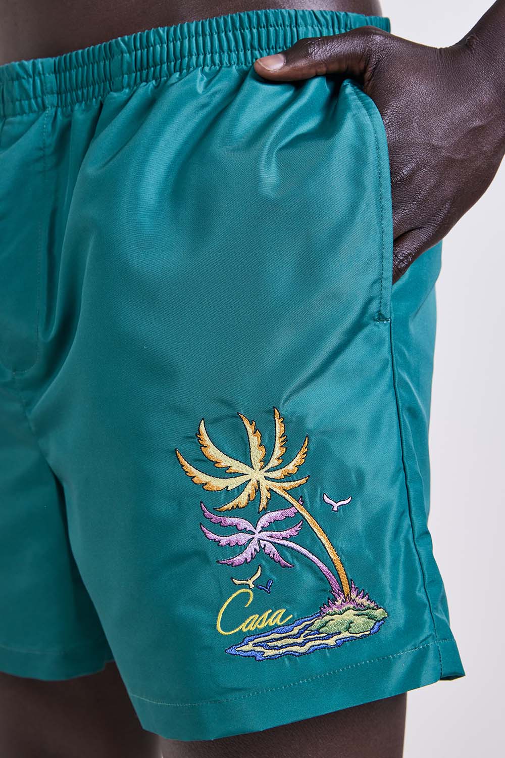 תמונת תקריב דוגמן של מכנסי בגד ים