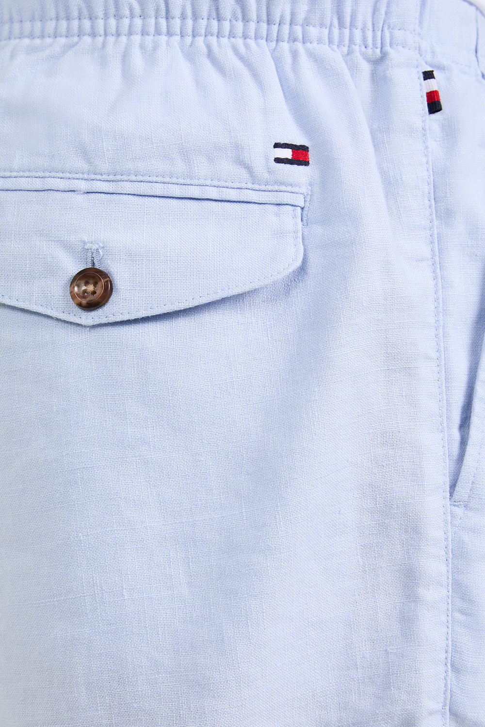 תמונת תקריב דוגמן של מכנסיים קצרים מפשתן