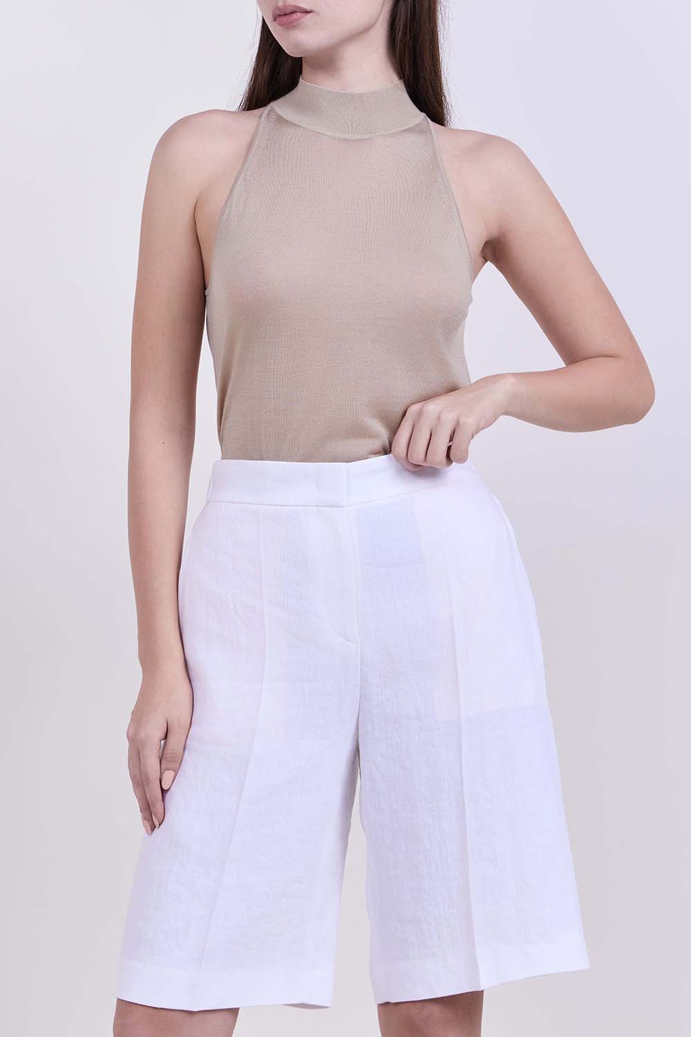 תמונת דוגמן קידמית של גופייה בגזרה ישרה