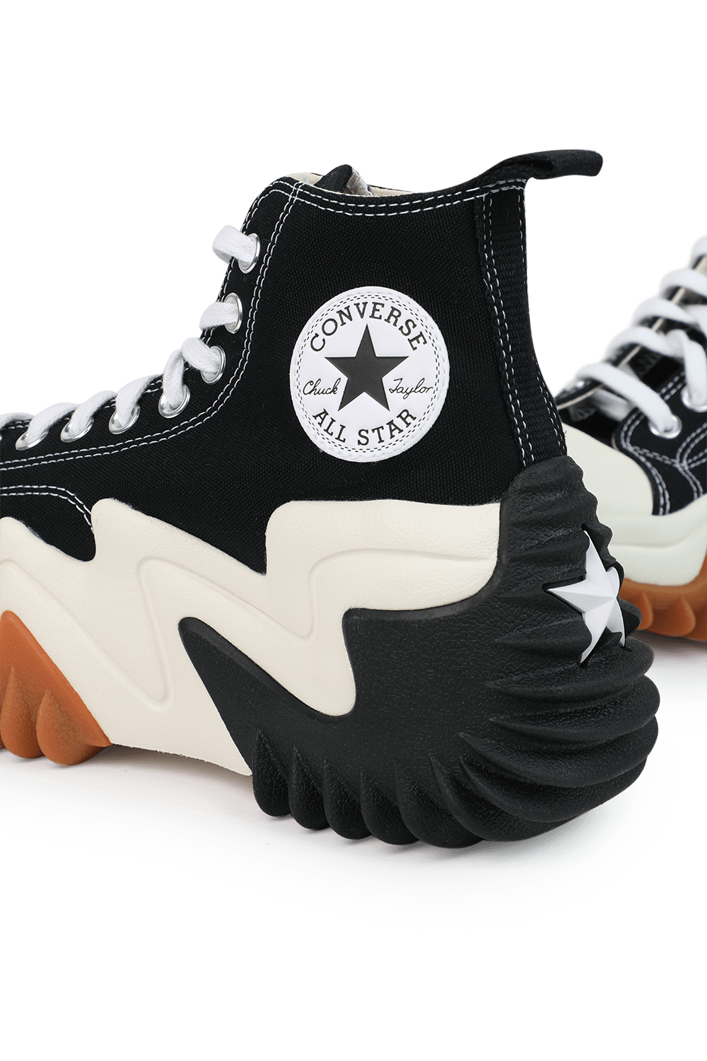 תמונת תקריב של נעלי סניקרס סטאר מושין שחורות ברכיסה גבוהה