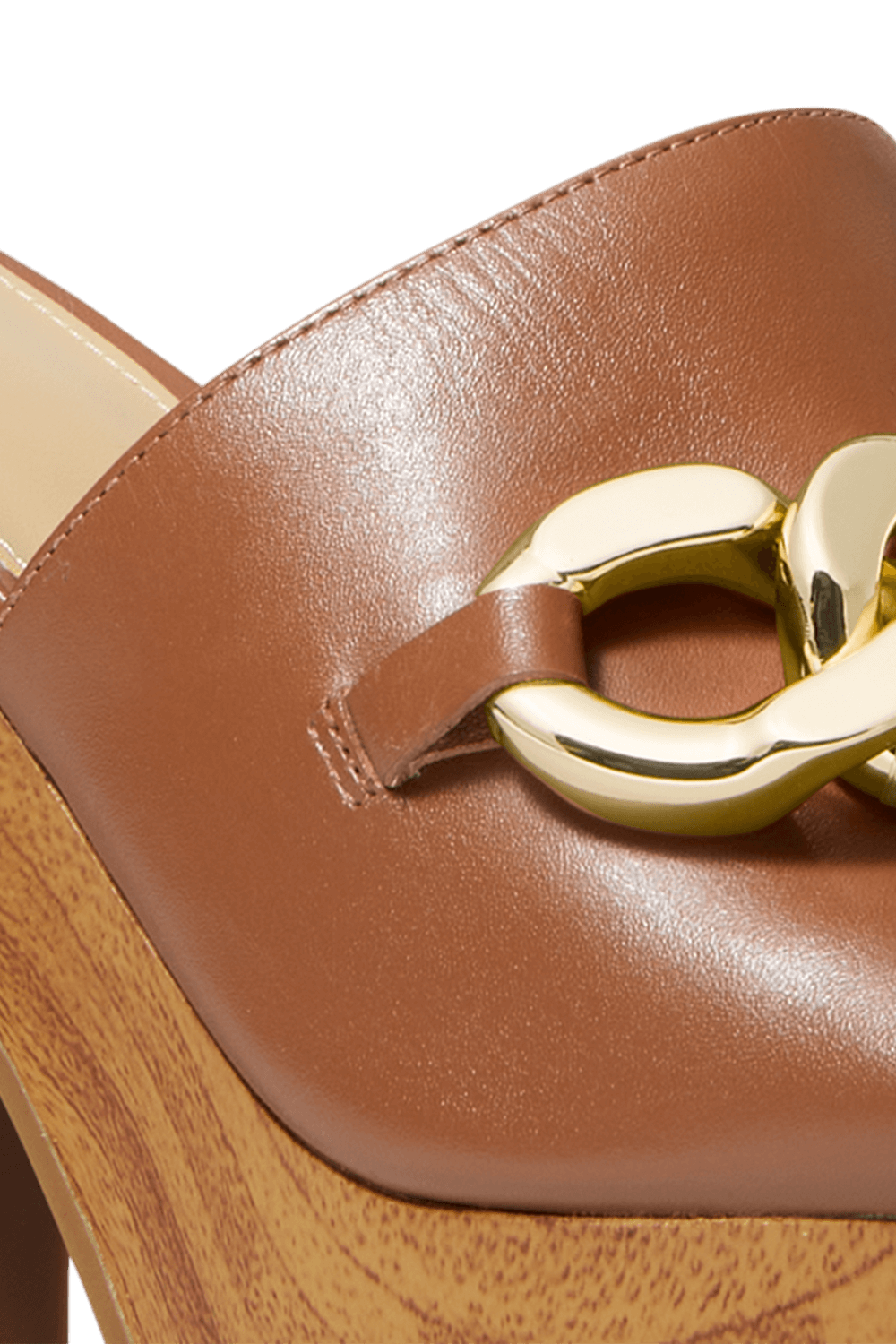 תמונת תקריב של סנדלי מיול פלטפורמה בגווני וחום