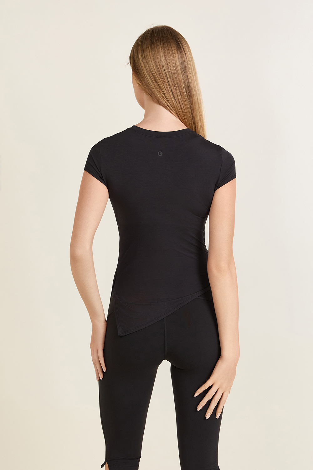 תמונת דוגמן אחורית של Modal-Silk Asymmetrical-Hem T-Shirt