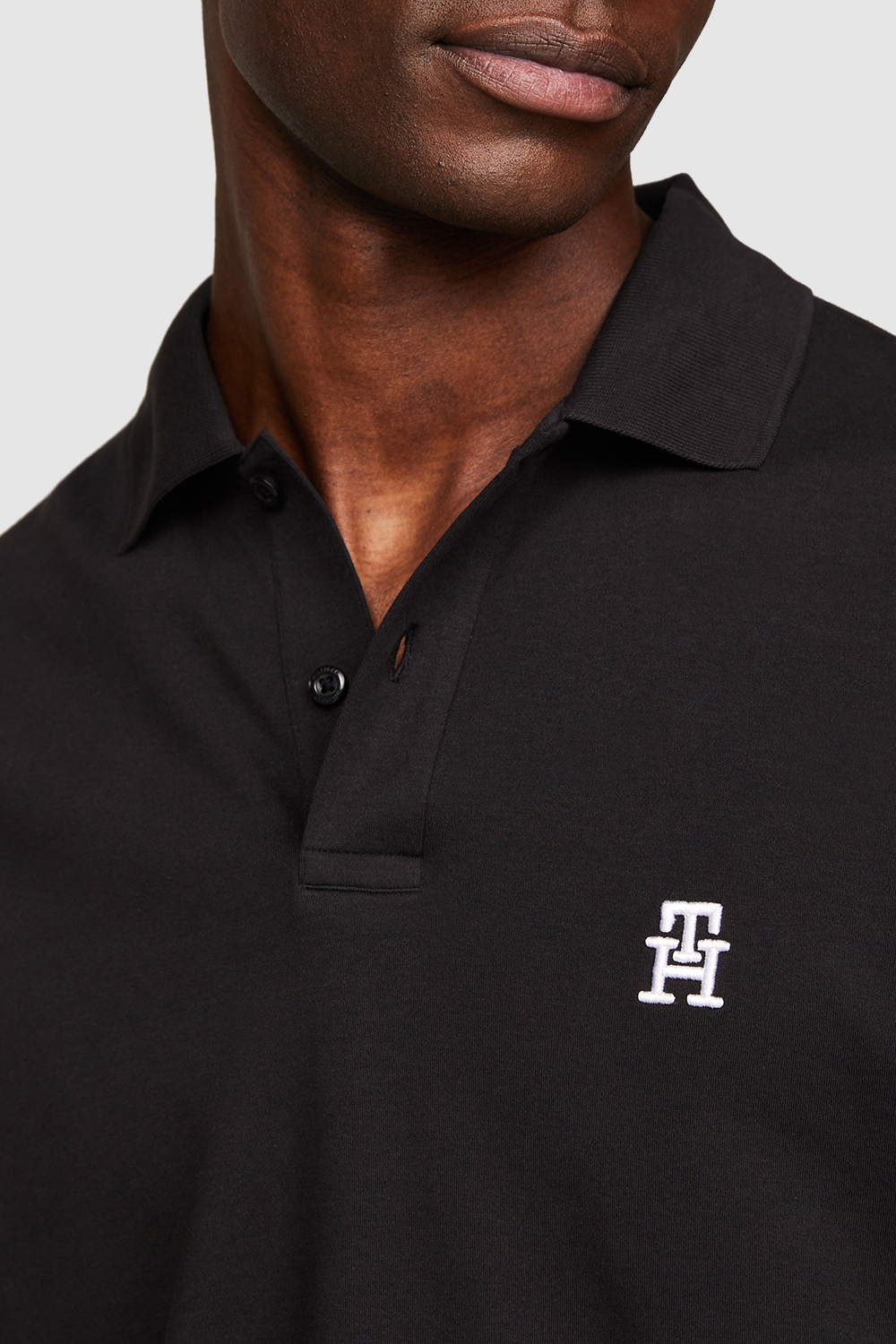 תמונת תקריב דוגמן של חולצת פולו