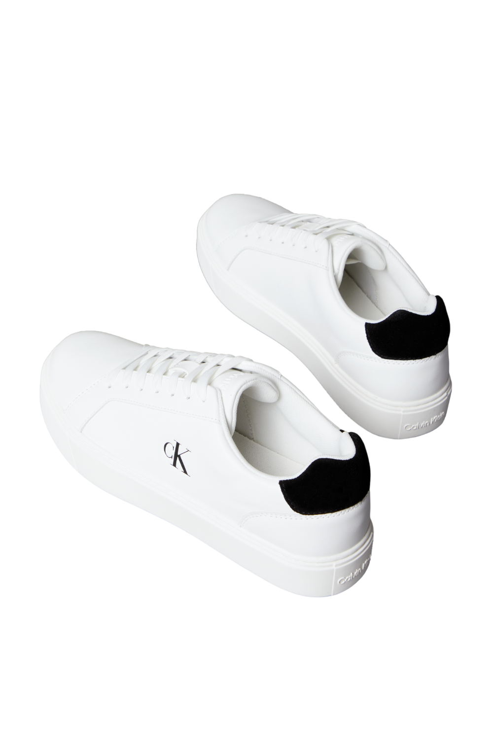 תמונת תקריב של נעלי סניקרס