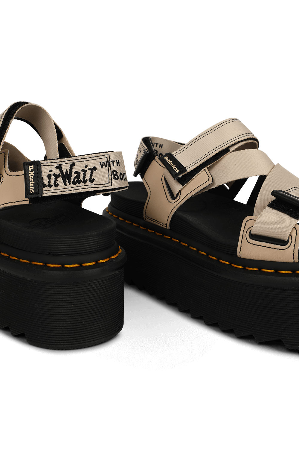 תמונת תקריב של סנדלי פלטפורמה קימבר