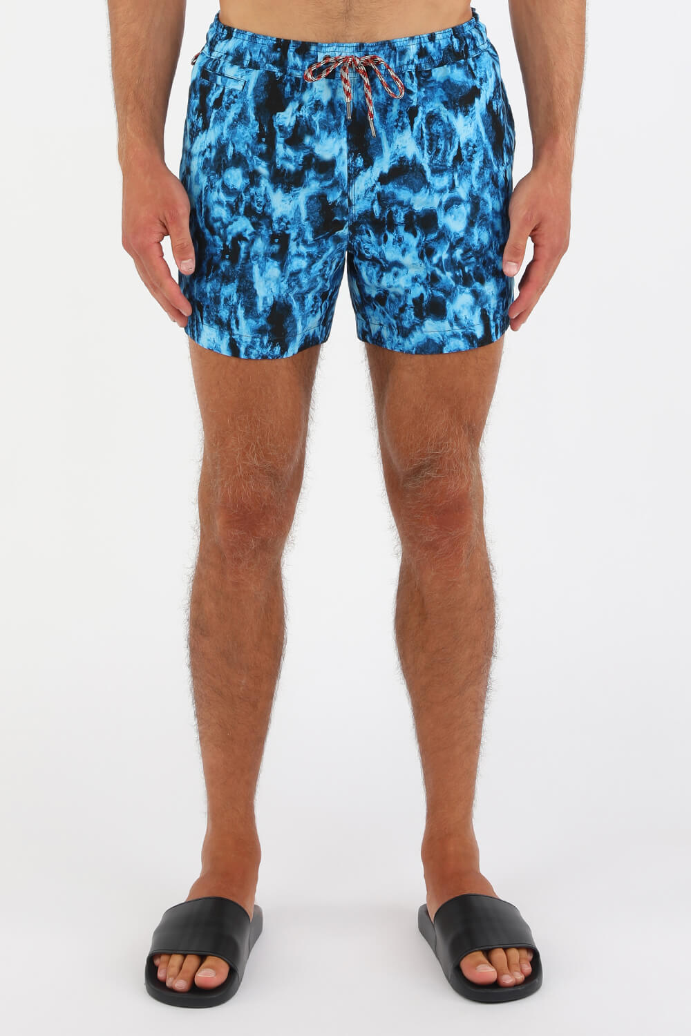 תמונת דוגמן קידמית של מכנסי גלישה בהדפס אוקיינוס