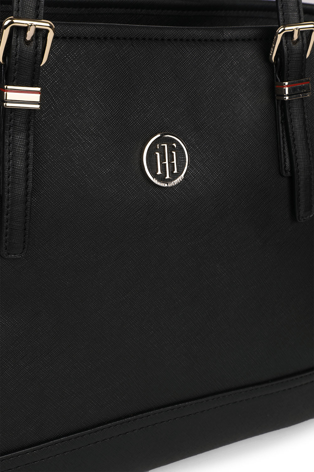 תמונת תקריב של תיק נשיאה שחור עם אלמנטים מטאליים