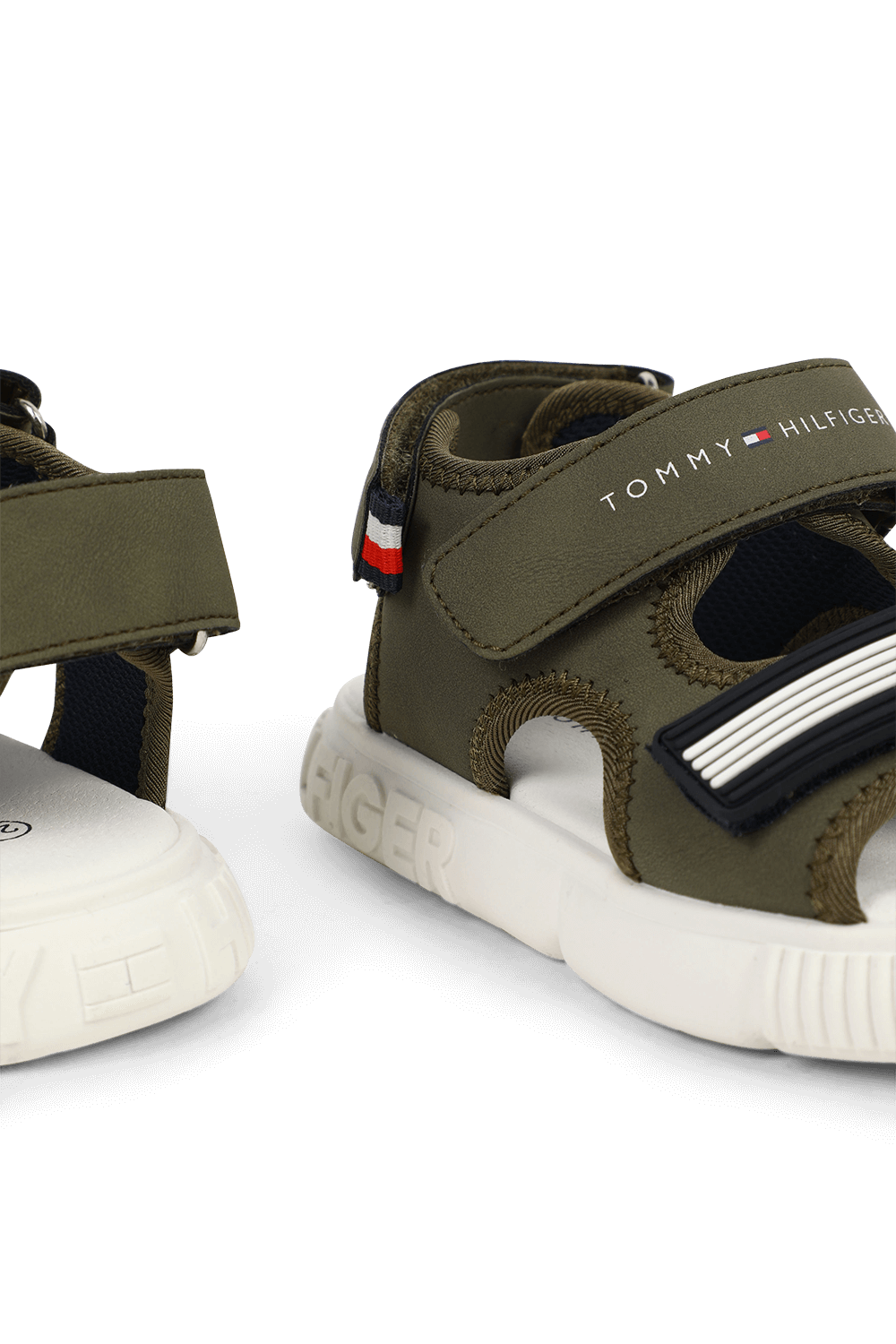 תמונת תקריב של מידות 28-34 סנדלי שורש בגוון ירוק זית