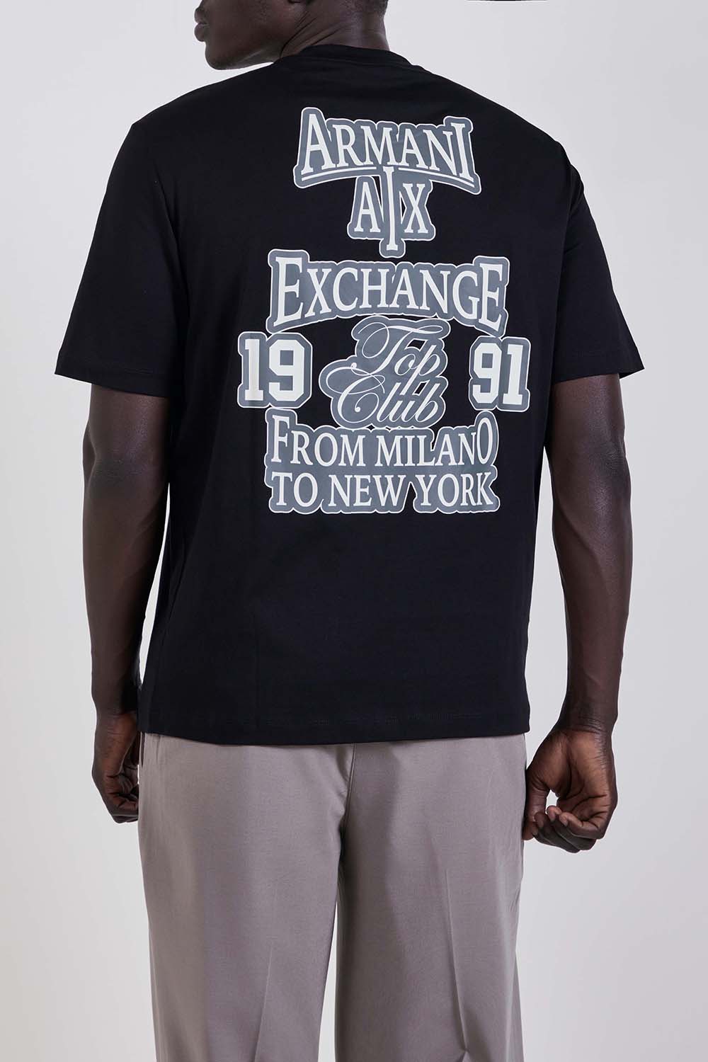 תמונת דוגמן אחורית של חולצת טי