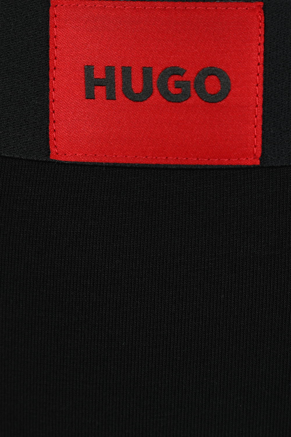 תמונה אחורית של תחתוני היפסטר שחורים עם תגית אדומה