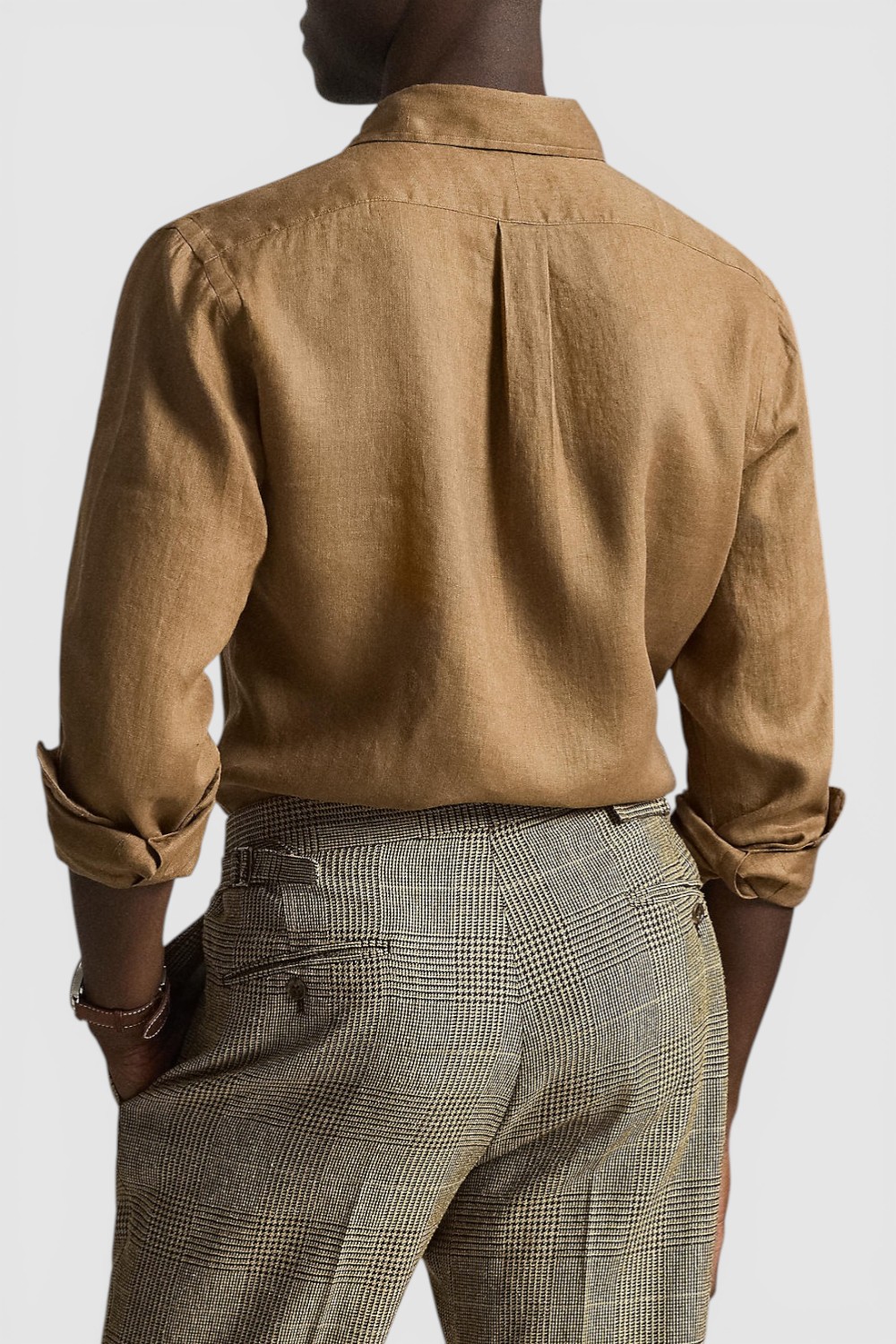 תמונת דוגמן אחורית של חולצה מכופתרת ארוכה מפשתן