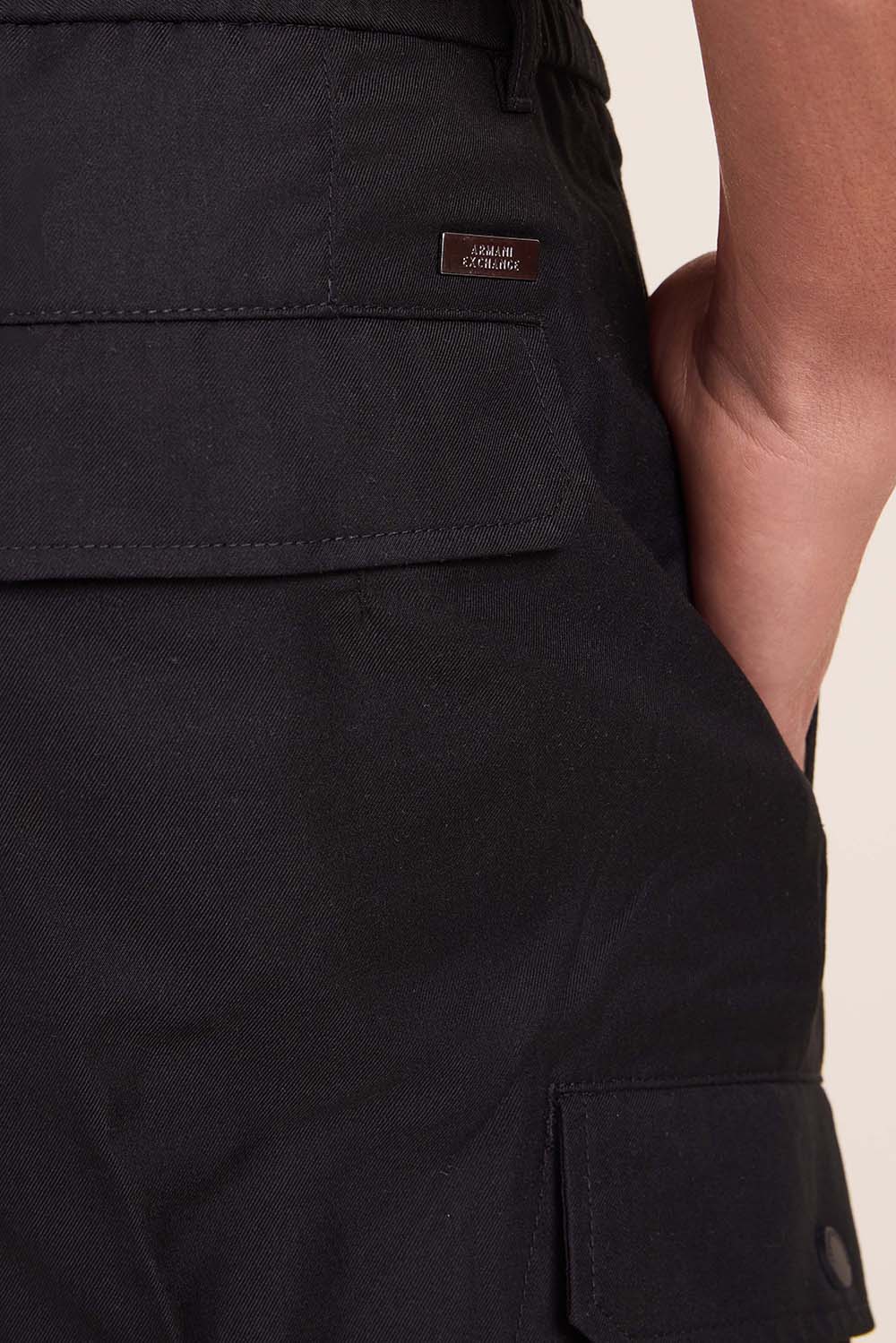 תמונת תקריב דוגמן של מכנסי צ'ינו