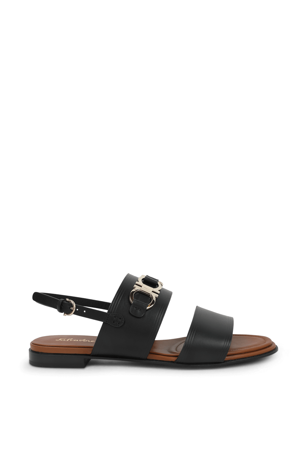 תמונה קידמית של סנדלים שחורים עם אלמנט מטאלי