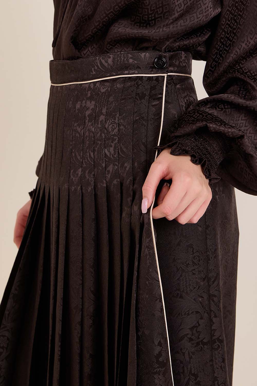 תמונת תקריב דוגמן של חצאית משי