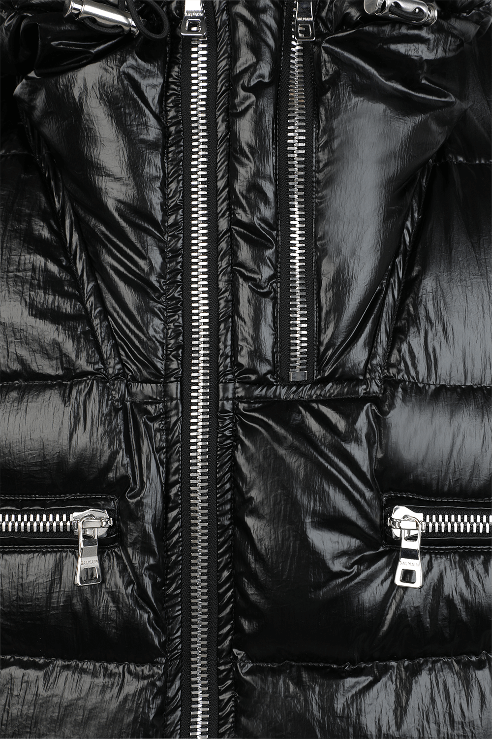 תמונת תקריב של מעיל פאפר מרוכסן בגוון שחור מבריק