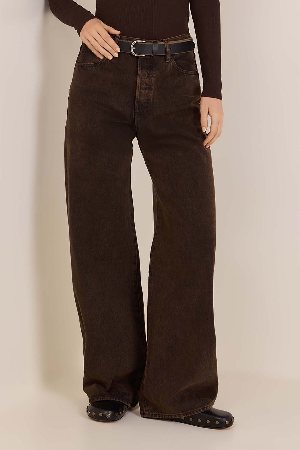 תמונת דוגמן קידמית של מכנסי ג'ינס בגזרה מתרחבת