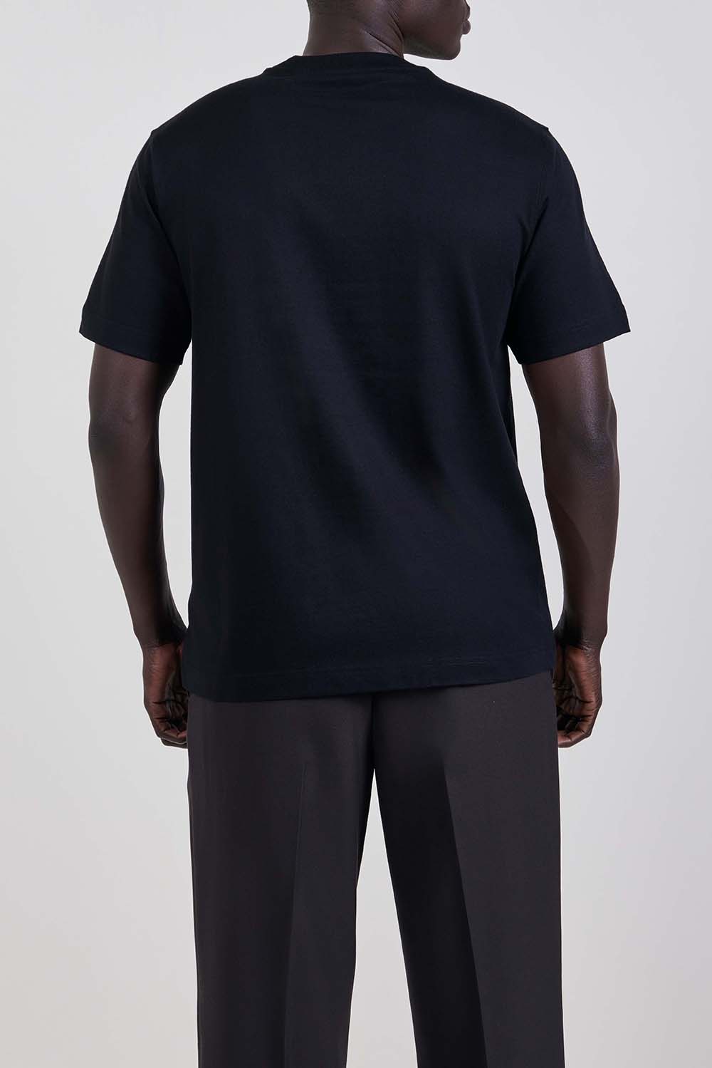 תמונת דוגמן אחורית של חולצת טי