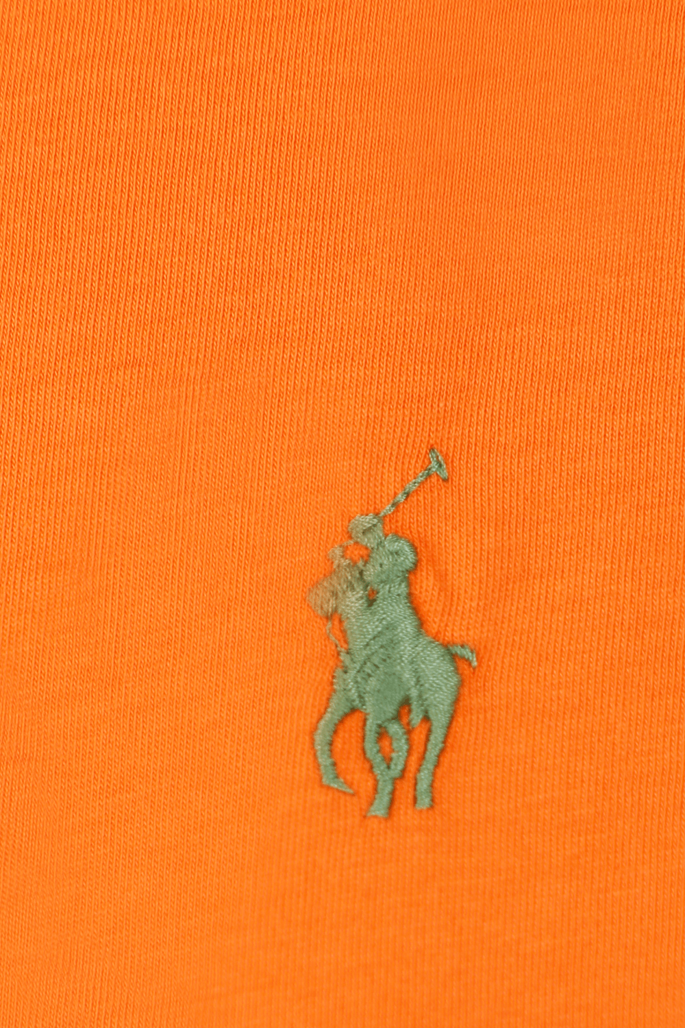 תמונה אחורית של חולצה כתומה עם לוגו רקום