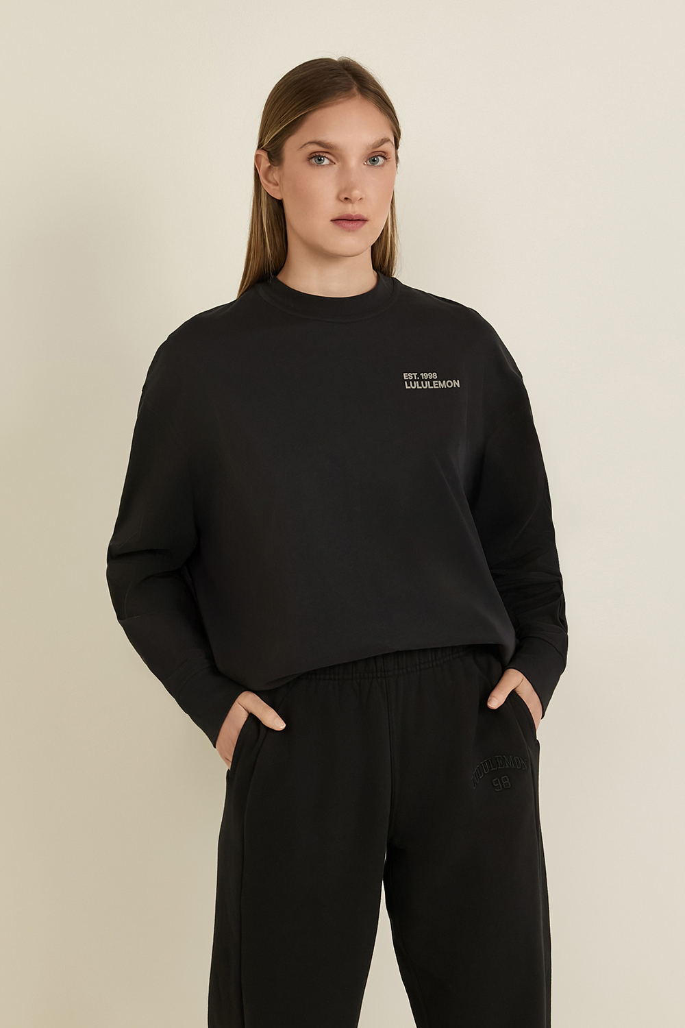 תמונת דוגמן קידמית של Heavyweight Cotton Crewneck Long-Sleeve Shirt