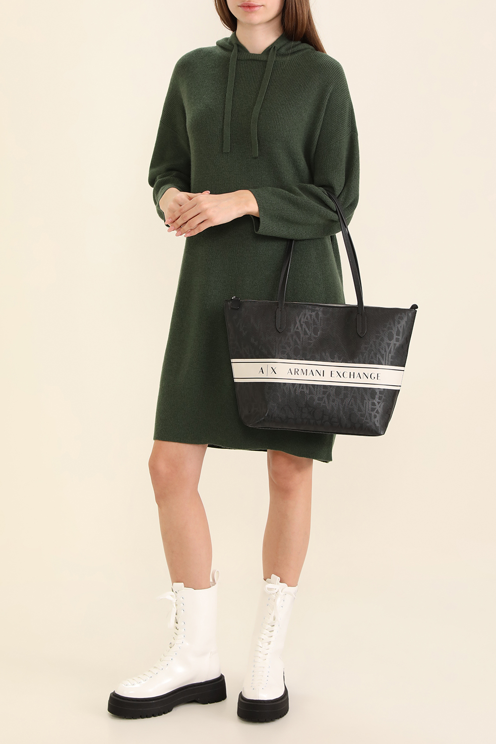 תמונת דוגמן קידמית של מגפי קומבט גבוהים מעור טבעוני