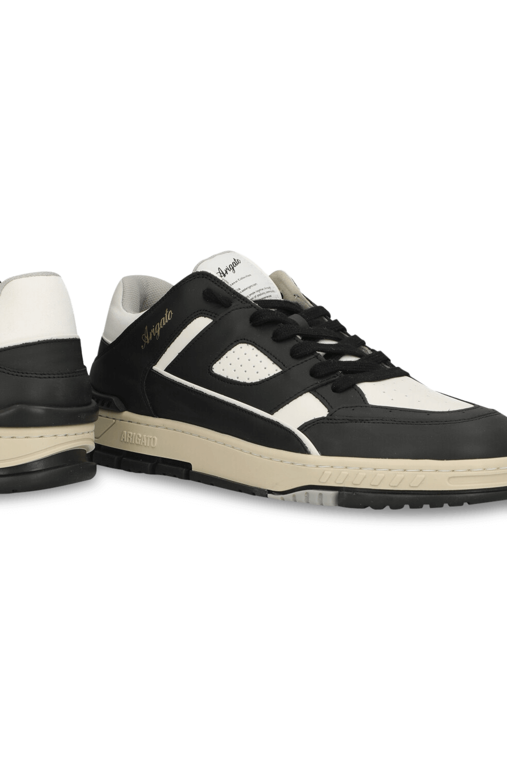 תמונת תקריב של נעלי סניקרס