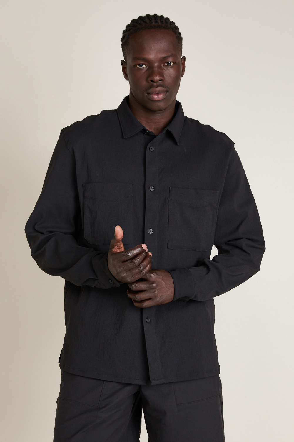 תמונת דוגמן קידמית של Relaxed-Fit Long Sleeve Button-Up