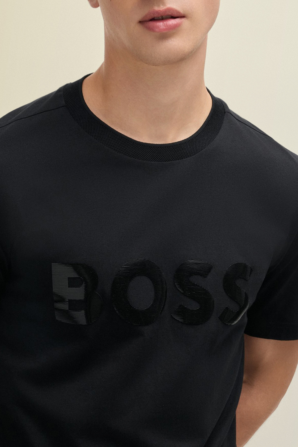 תמונת תקריב דוגמן של חולצת טי