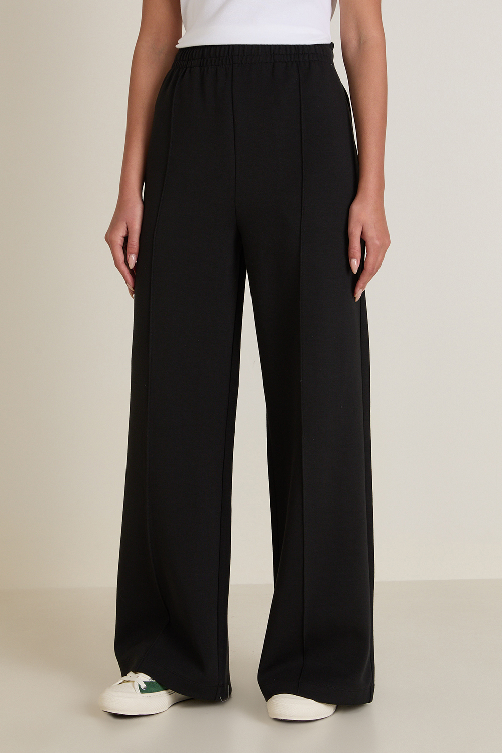 תמונת דוגמן קידמית של מכנסי ג'וג מתרחבים