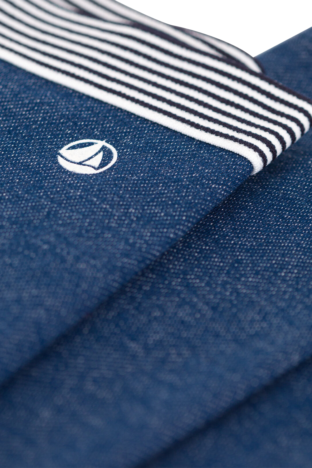 תמונת תקריב של מכנסי טייץ כחולים עם לוגו - גילאי 6-12