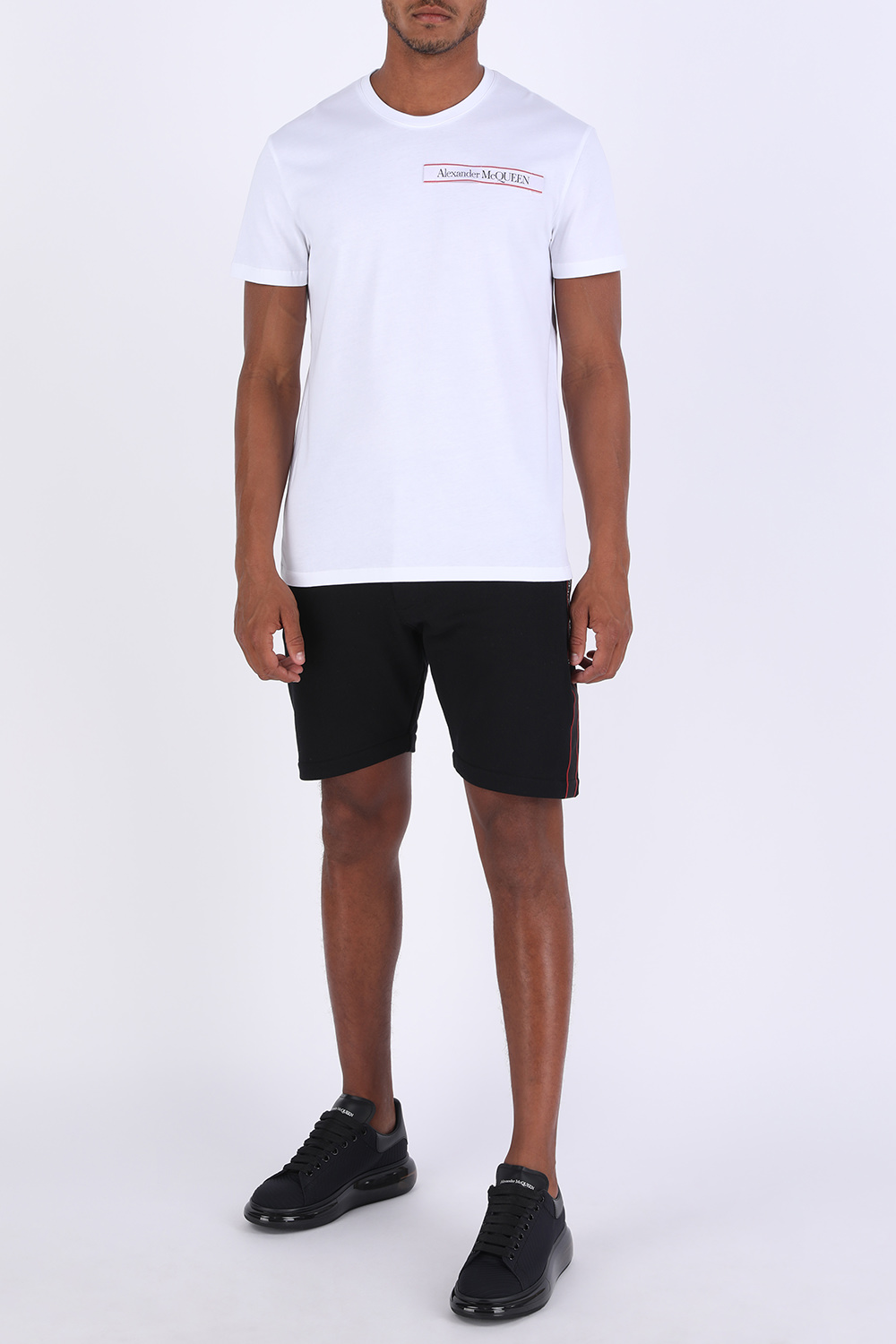 תמונת דוגמן קידמית של Oversized Sneakers in Black