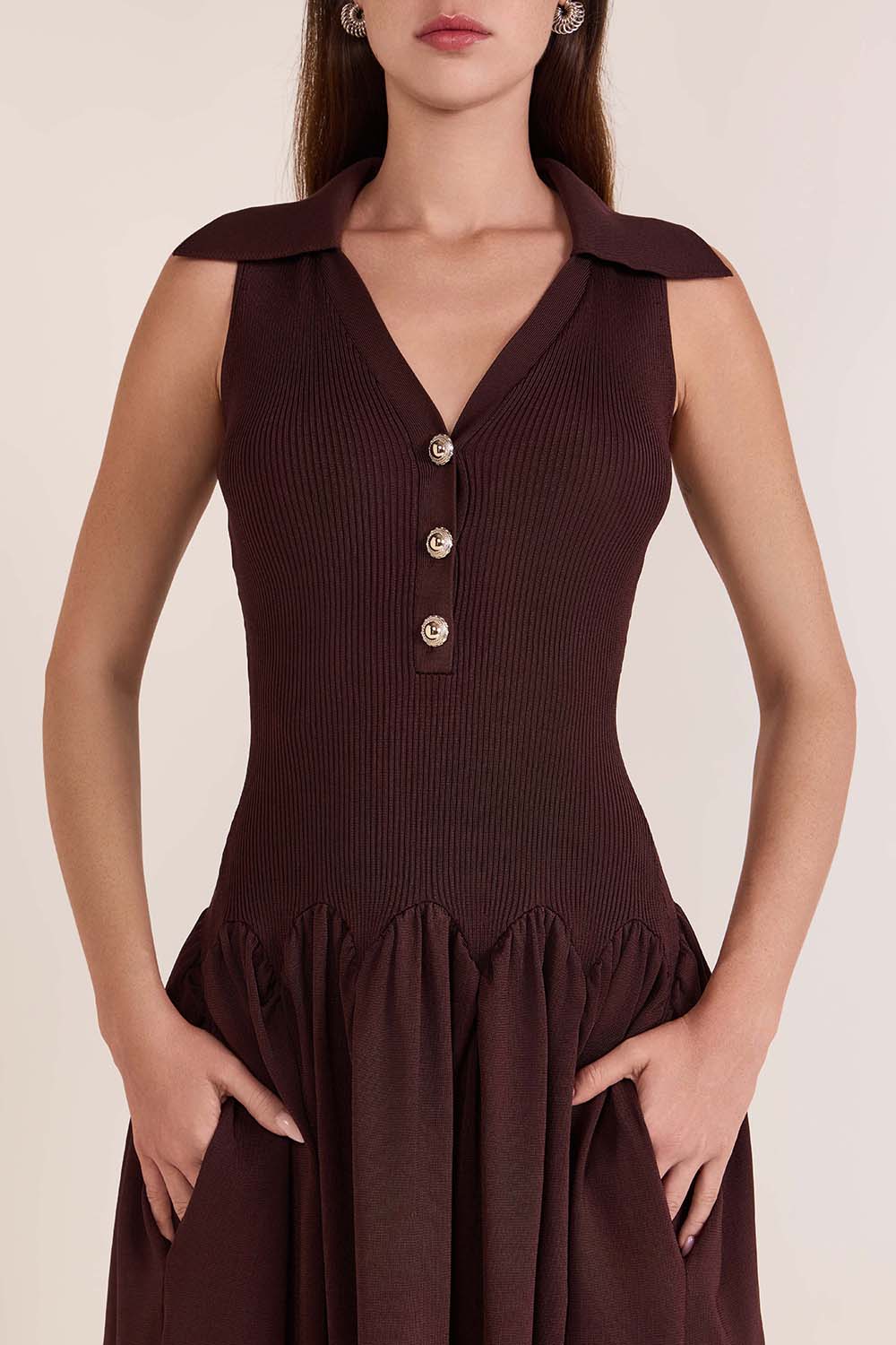 תמונת תקריב דוגמן של שמלת סריג