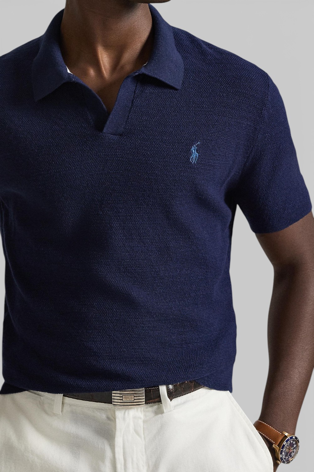 תמונת תקריב דוגמן של חולצת פולו