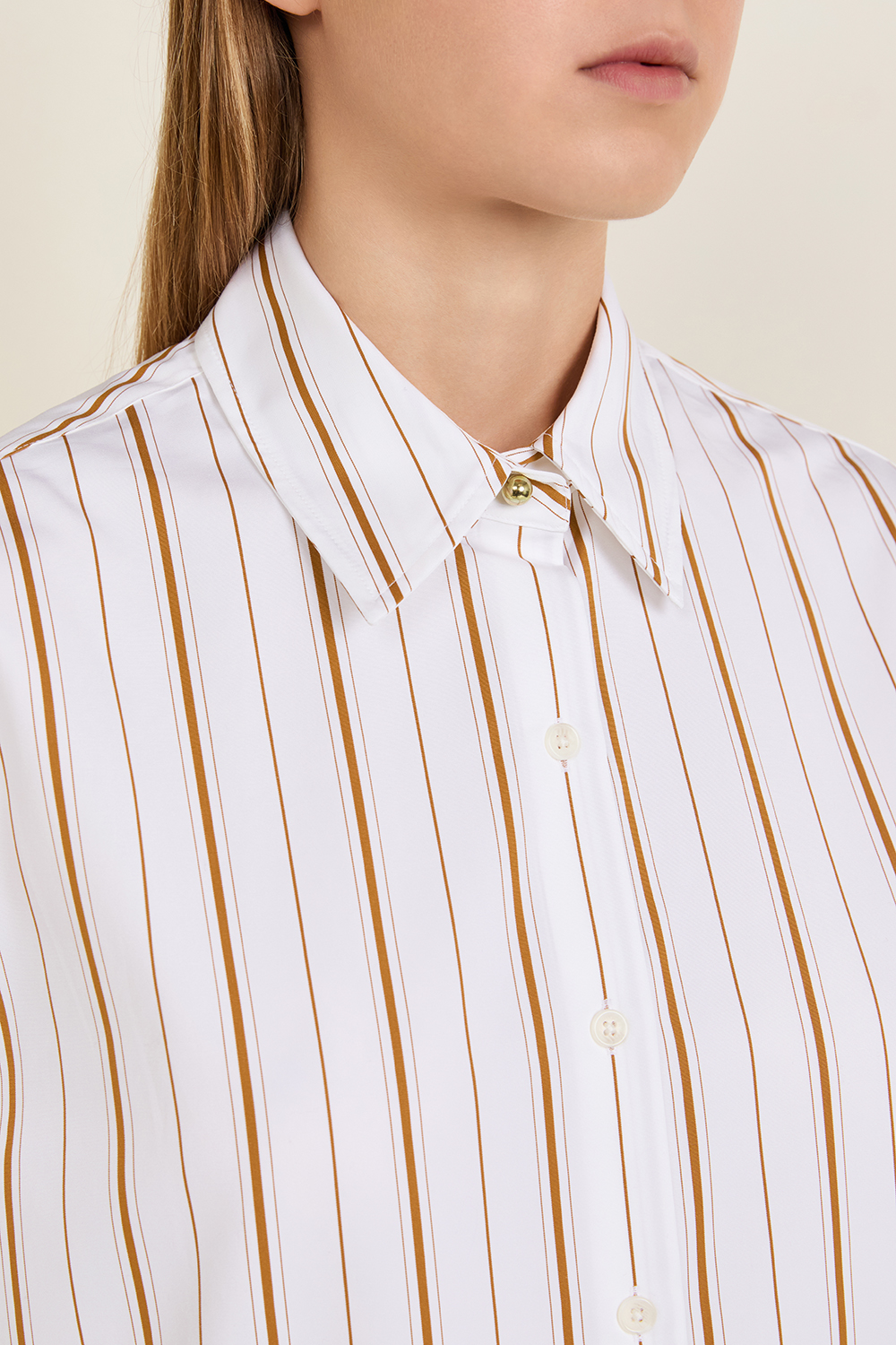 תמונת תקריב דוגמן של חולצת כפתורים