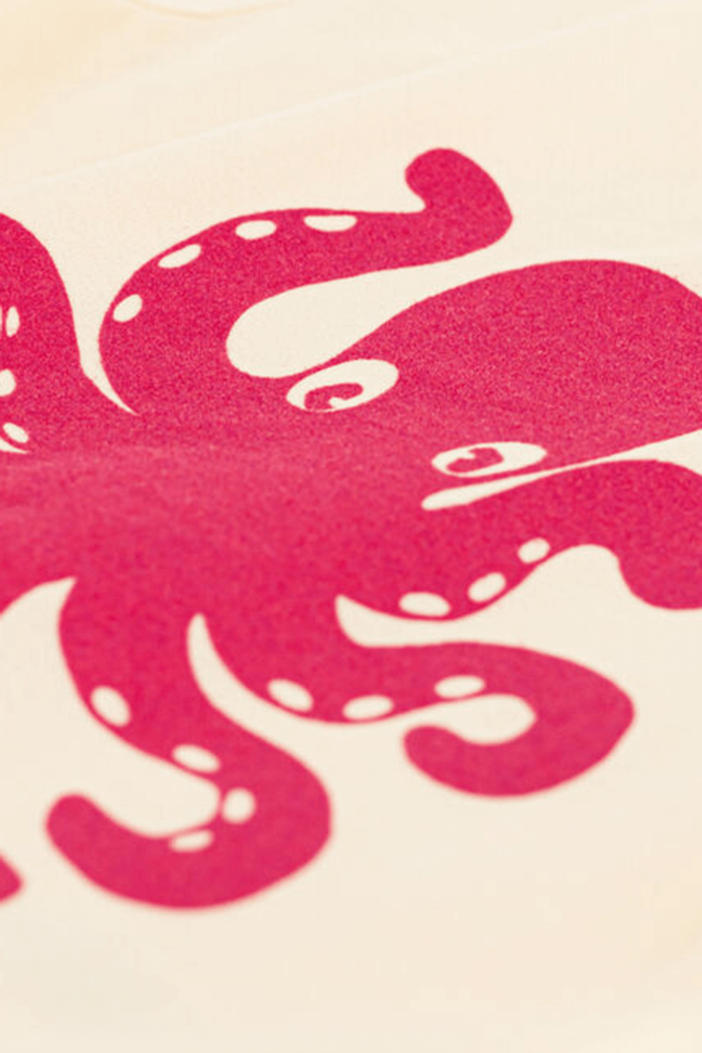 תמונת תקריב של חולצת טי עם הדפס תמנון - גילאי 6-8