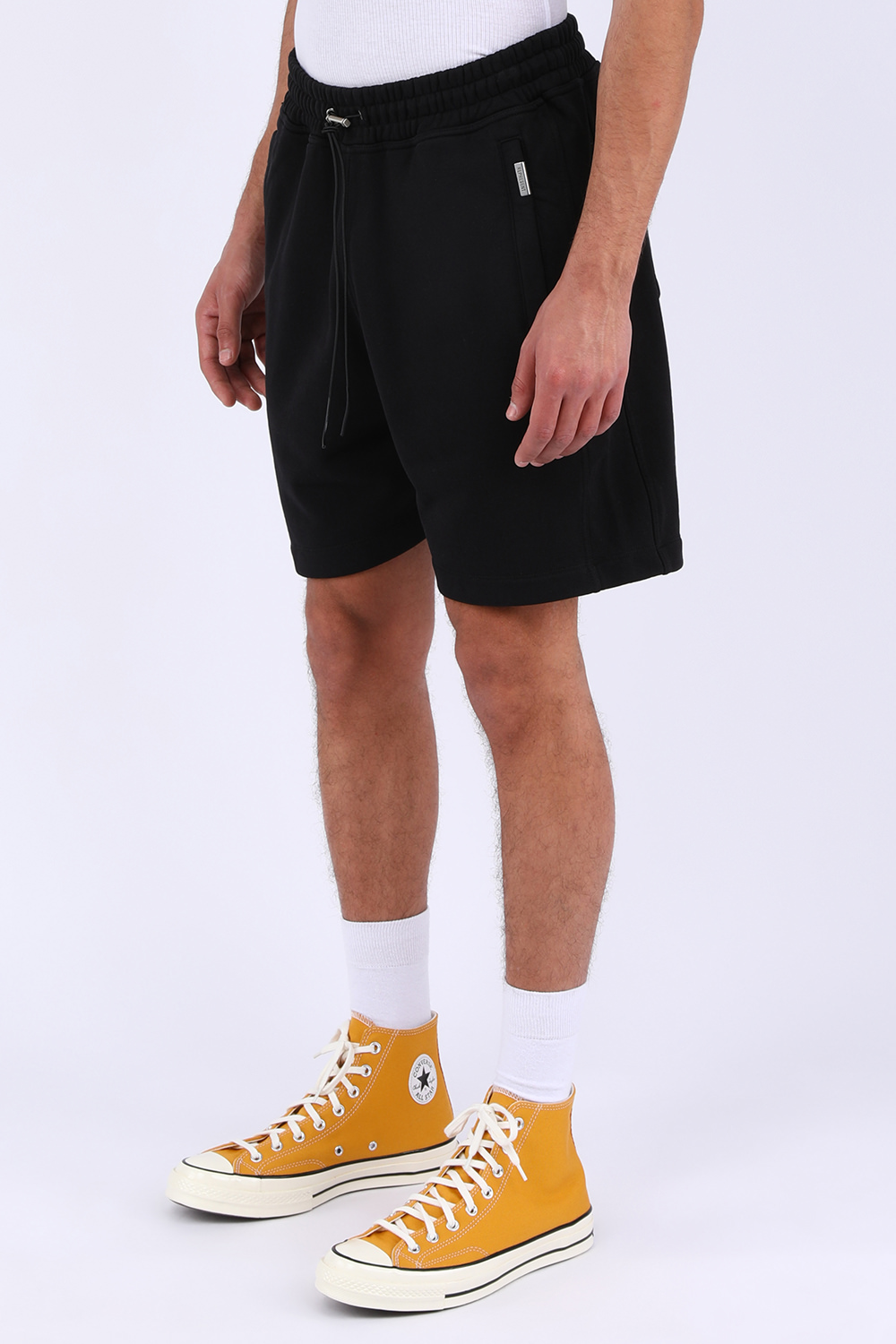 תמונת דוגמן קידמית של מכנסי ג'וג קצרים שחורים