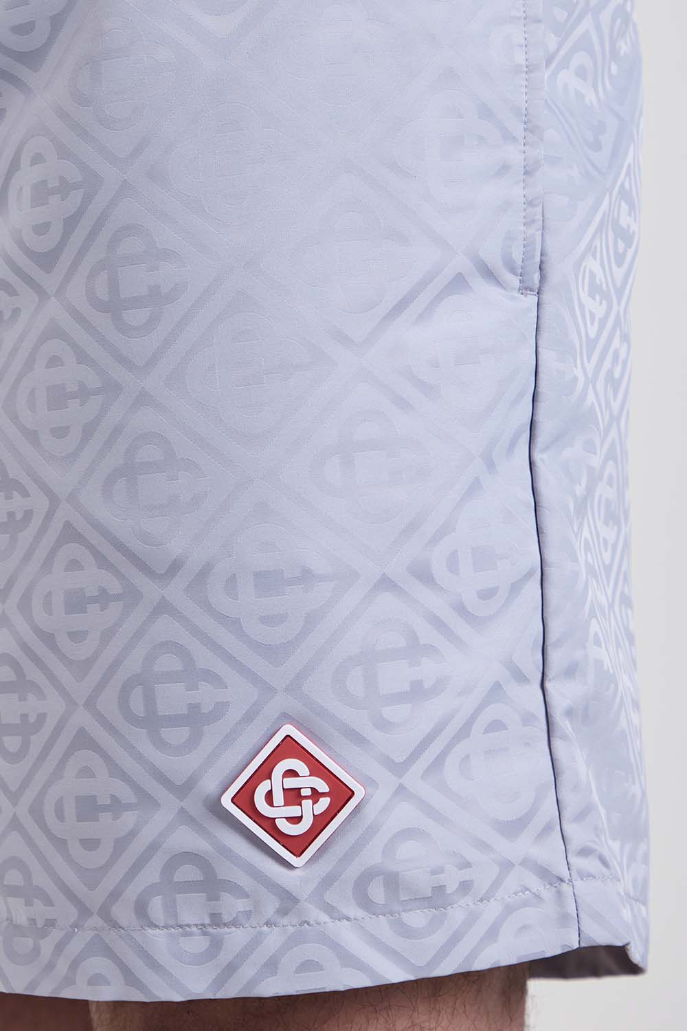 תמונת תקריב דוגמן של מכנסי בגד ים