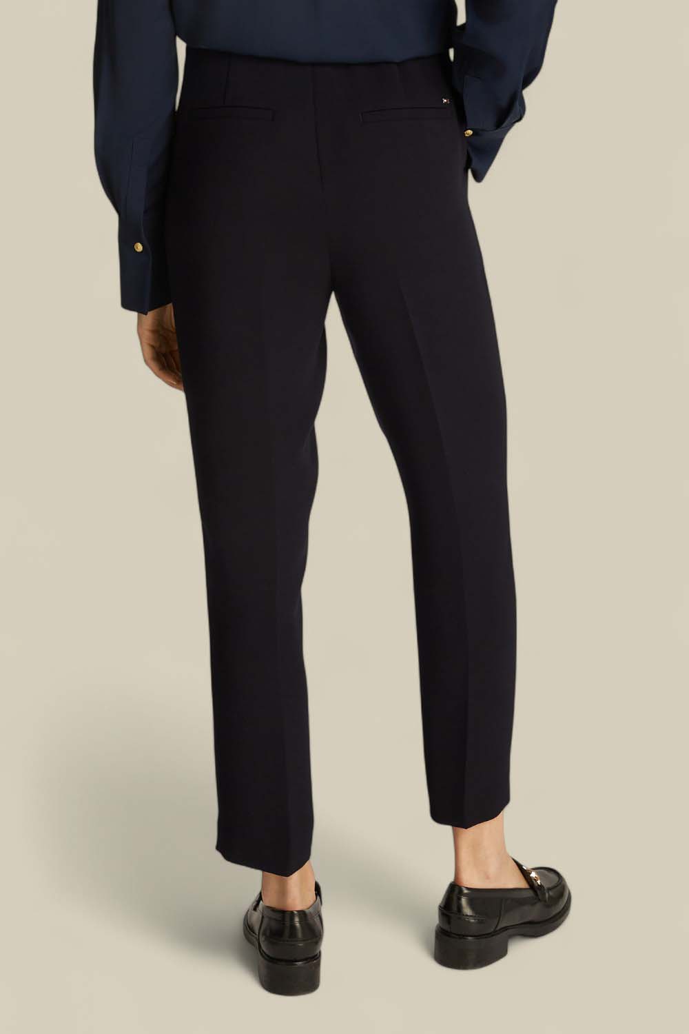 תמונת דוגמן אחורית של מכנסיים מחויטים סלים קרופ