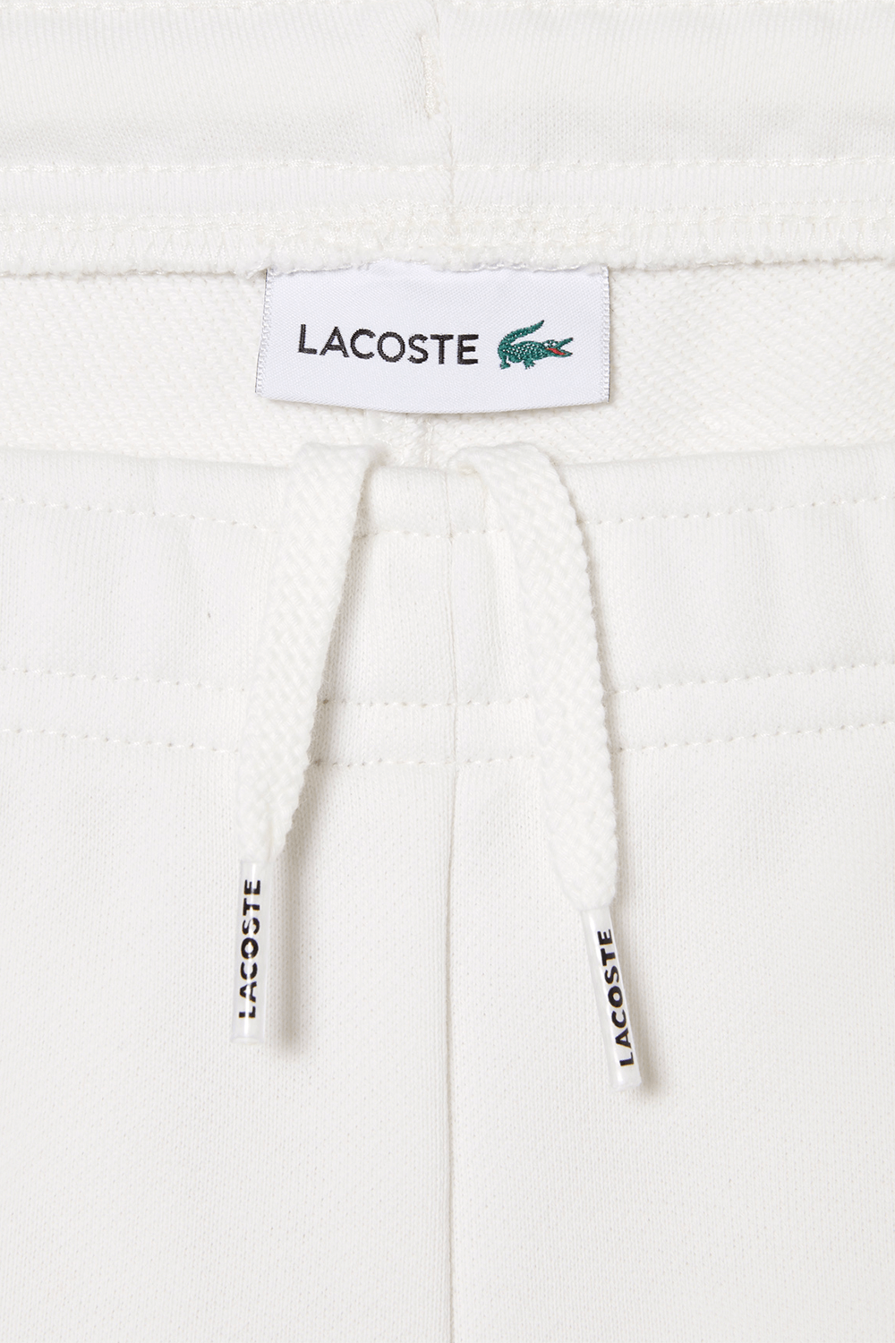 תמונת תקריב של מכנסי ברמודה עם הדפס תנין גדול - גילאי 2-16