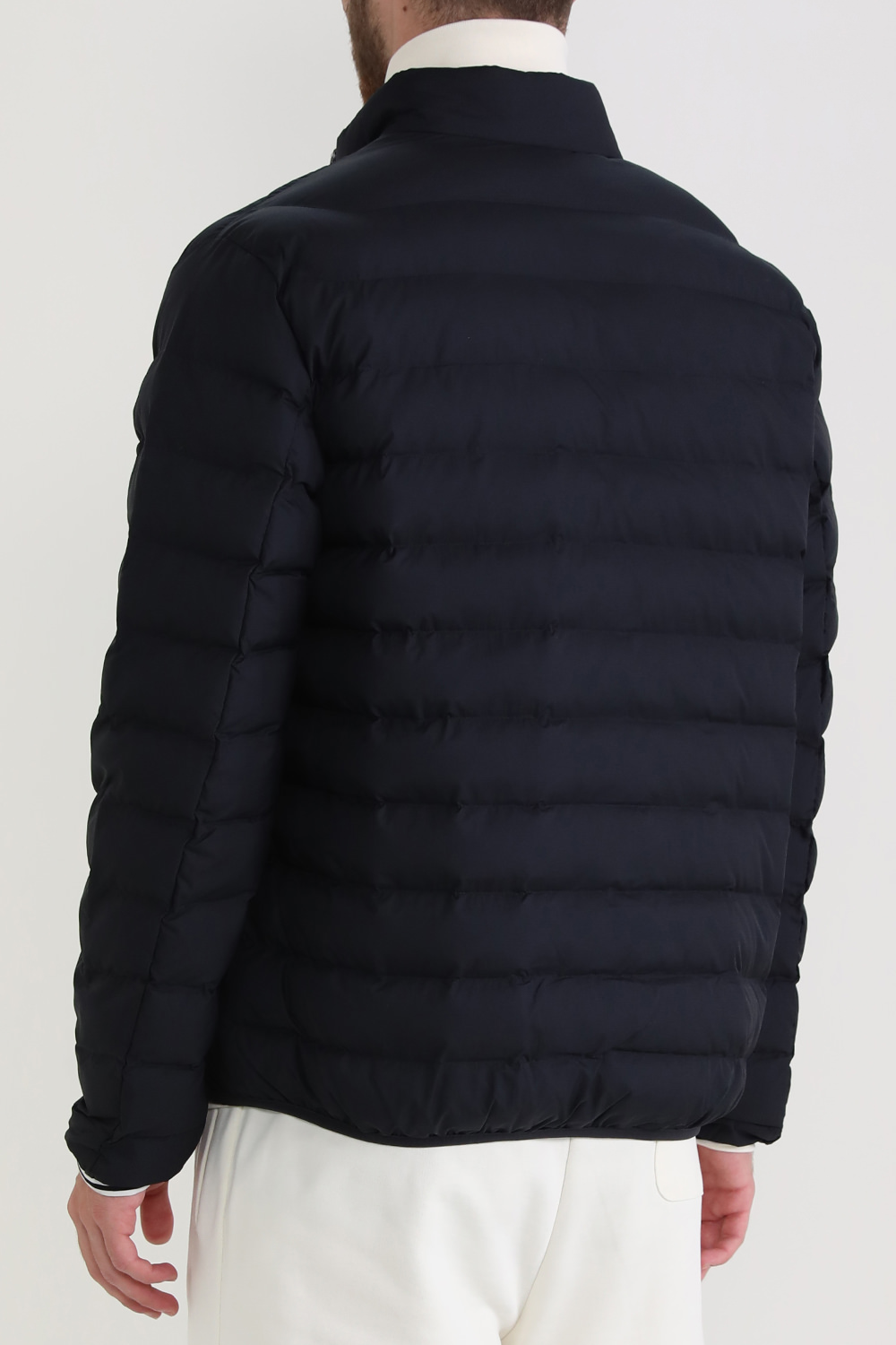 תמונת דוגמן אחורית של מעיל אינסולייטד ספורטיבי