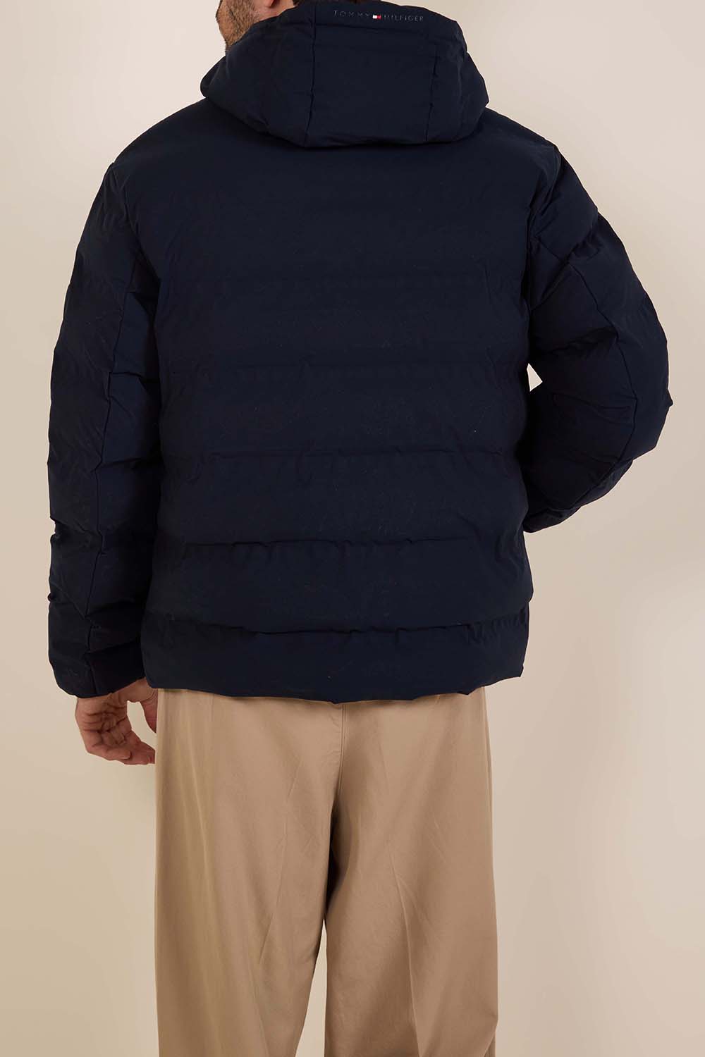 תמונת דוגמן אחורית של מעיל פוך