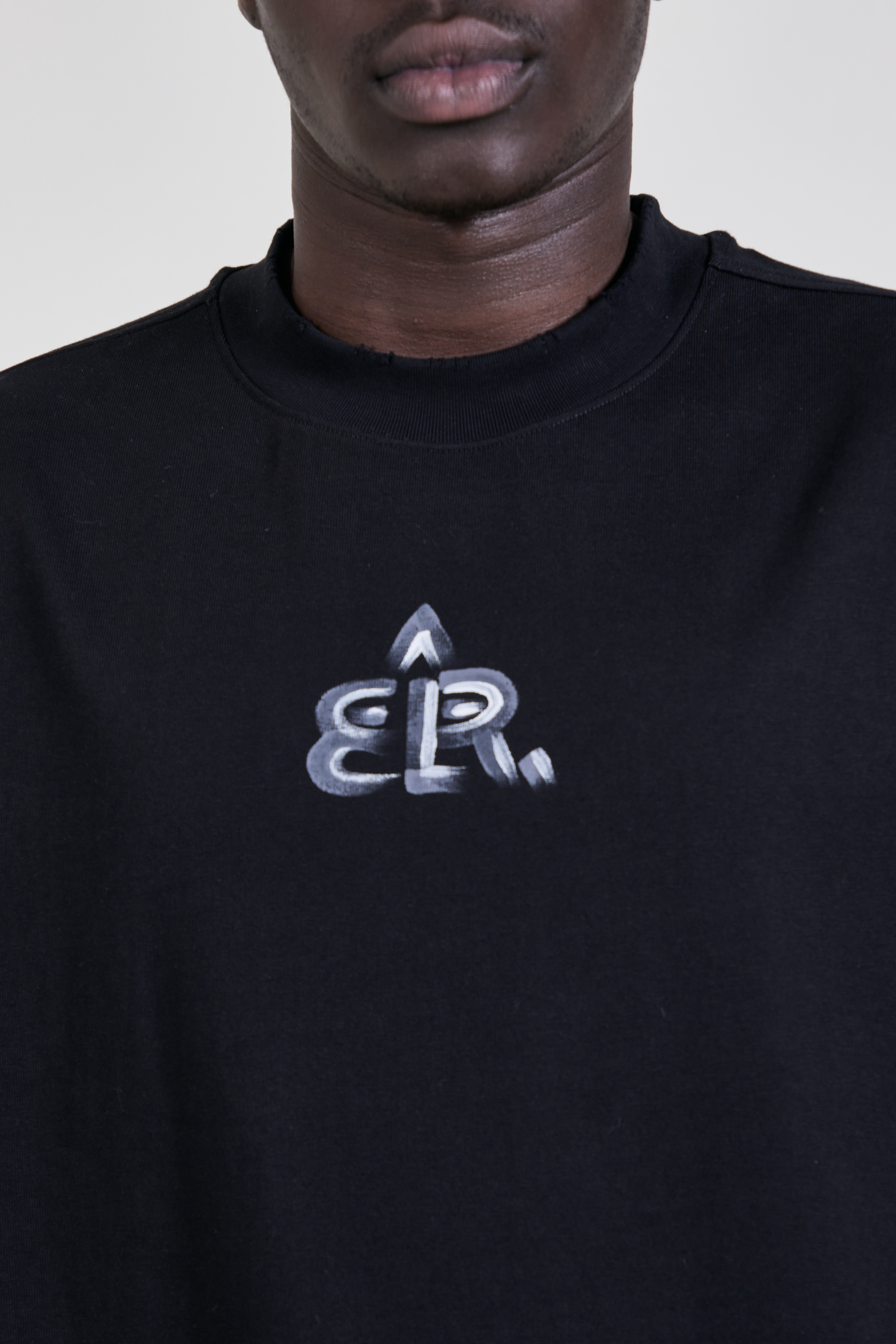 תמונת תקריב דוגמן של חולצת טי אוברסייז